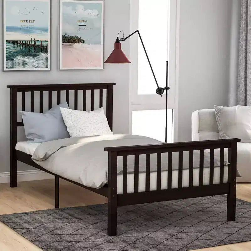 Letto a piattaforma in legno a una piazza con testiera e pediera