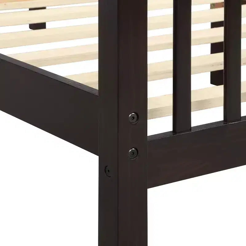 Letto a piattaforma in legno a una piazza con testiera e pediera