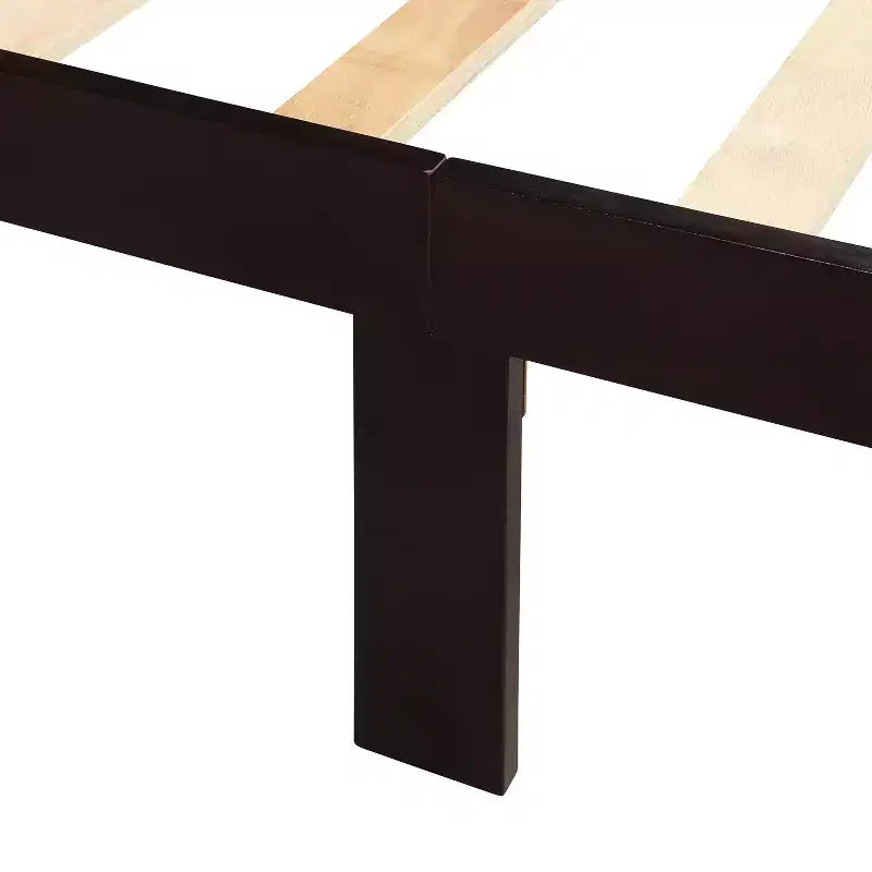Letto a piattaforma in legno a una piazza con testiera e pediera