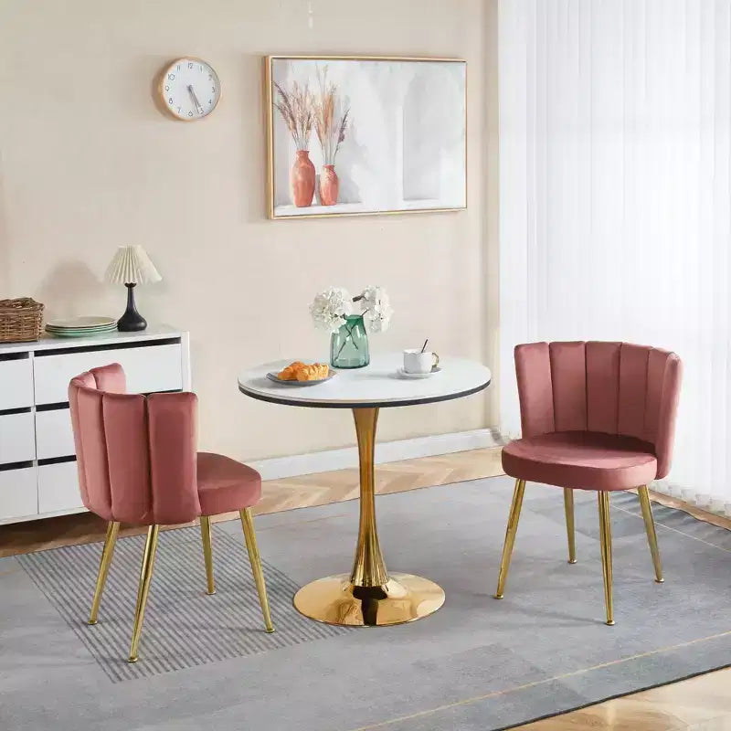 Poltrona moderna, con gambe in ferro color oro, velluto e schienale comodo