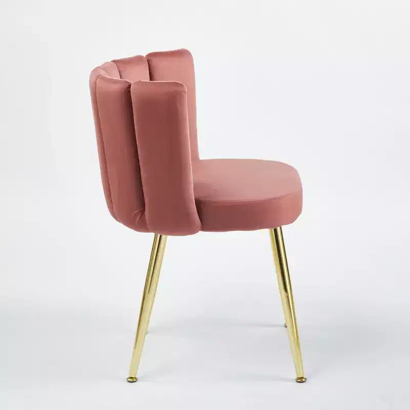 Poltrona moderna, con gambe in ferro color oro, velluto e schienale comodo