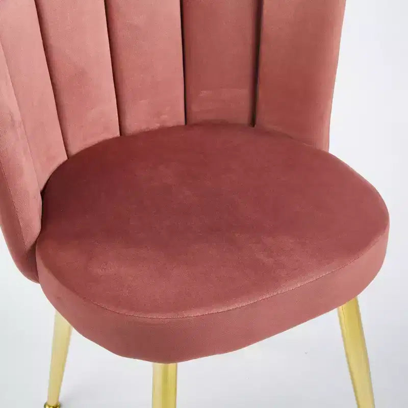 Poltrona moderna, con gambe in ferro color oro, velluto e schienale comodo