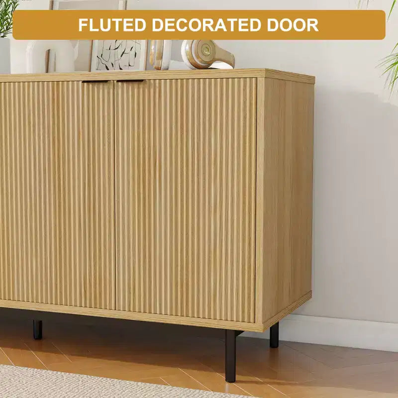 Poltrona moderna, con gambe in tubolare di ferro color oro, schienale in velluto e confortevole
