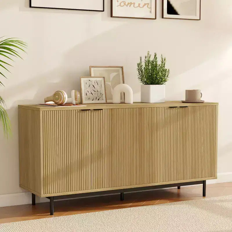 Poltrona moderna, con gambe in tubolare di ferro color oro, schienale in velluto e confortevole