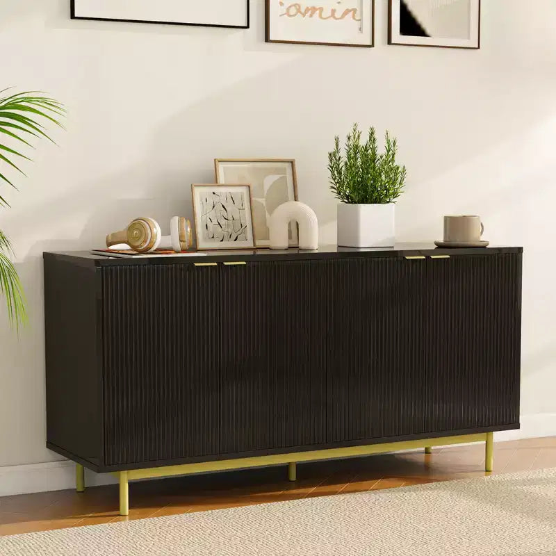 Poltrona moderna, con gambe in tubolare di ferro color oro, schienale in velluto e confortevole