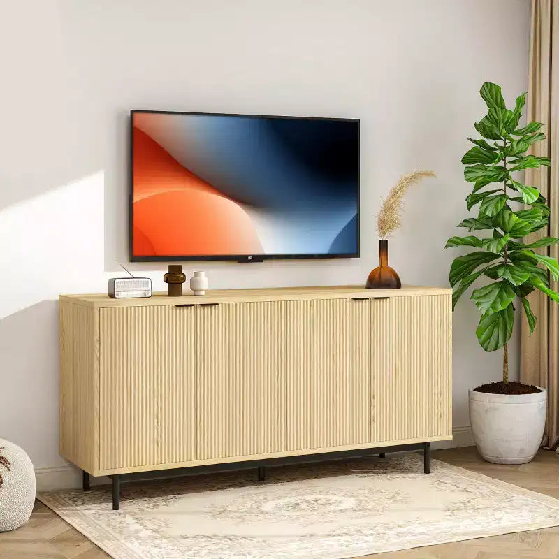 Poltrona moderna, con gambe in tubolare di ferro color oro, schienale in velluto e confortevole