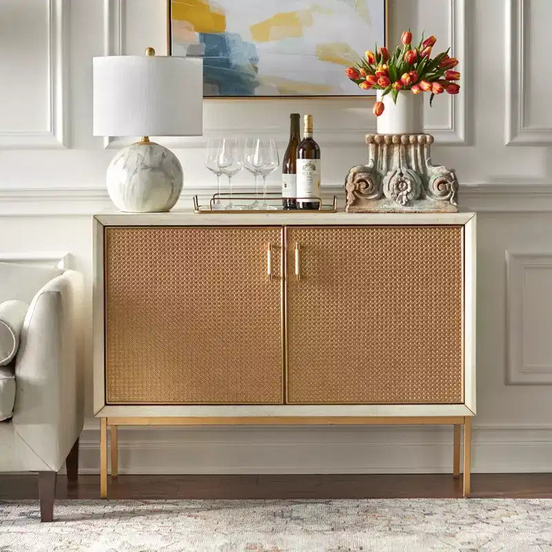 Lati Rattan Door Buffet Bianco Antico/Naturale: Credenza Stile Glam, Ripiani Regolabili