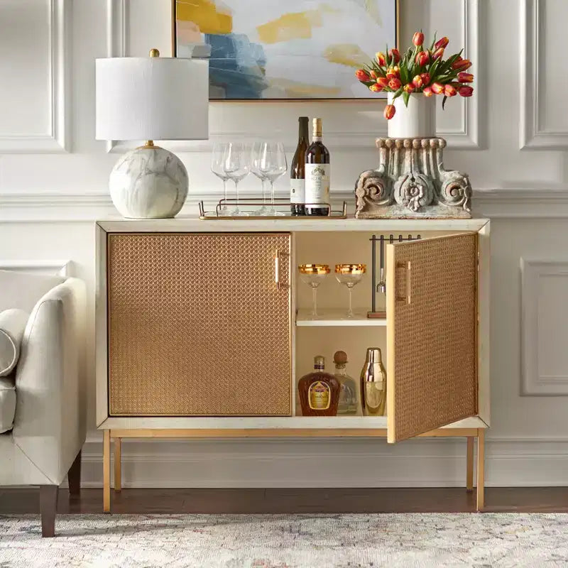 Lati Rattan Door Buffet Bianco Antico/Naturale: Credenza Stile Glam, Ripiani Regolabili