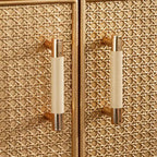 Lati Rattan Door Buffet Bianco Antico/Naturale: Credenza Stile Glam, Ripiani Regolabili