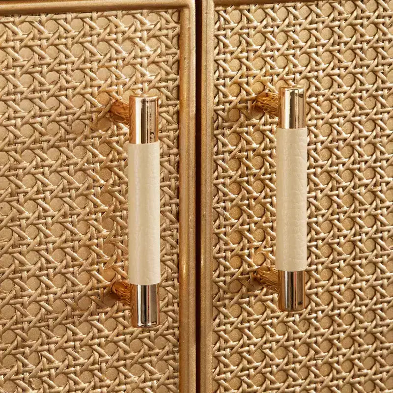 Lati Rattan Door Buffet Bianco Antico/Naturale: Credenza Stile Glam, Ripiani Regolabili