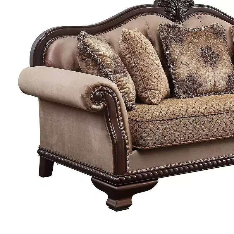 Divano Chateau De Ville da 89" con Rivetti e Intagli in Legno