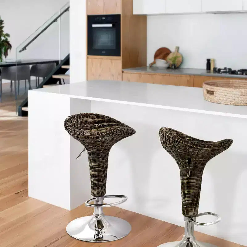 Sgabello da bar regolabile in 2 pezzi in rattan marrone con base cromata